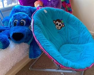 Teen bedrom furniture and decor....