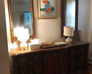 Dresser w/ 2 Mirrors, Lamps, Dresser Tray