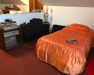 Bed, Stereo, Luggage