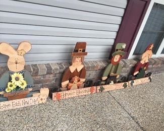 This is extra’s of Season’s that goes with bench set! So cute!