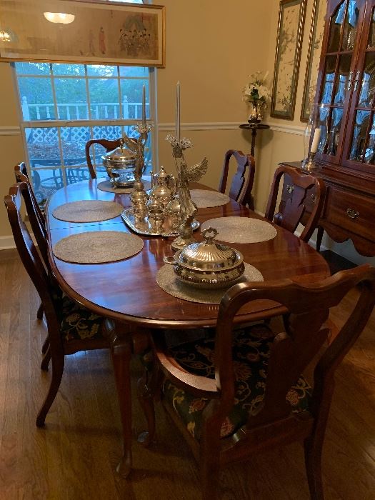 READY FOR THANKSGIVING.      Dining Room Table and 6 Chairs.  Timeless Design !!!