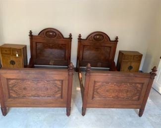 Antique twin beds. Exquisite!
