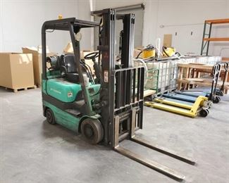 1000: Mitsubishi Forklift w/ Parts
Propane operated. Model FGC15K. Has box of parts
