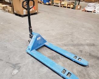 1002: ULine Pallet Jack
5500lb Capacity. Fully Functional