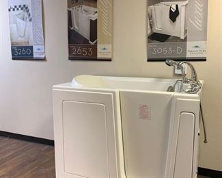 401: Therapy Tub Model 3052A
Measures approximately 41.5" x 30" x 52"