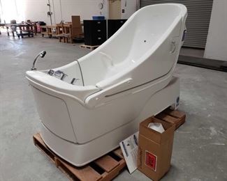 401: Rane Model RR7 II Reclining Spa Tub
Measures approximately 51" x 73" x 34" Includes new bottle of disinfectant for the disinfectant feature
