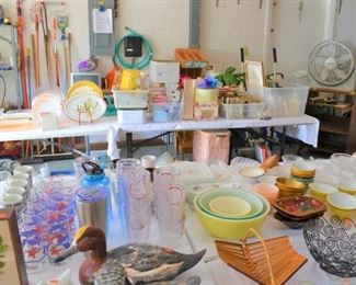 PLASTIC GLASSES AND KITCHEN BOWLS