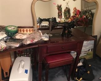Working Old Singer sewing machine with cabinet and chair.(Works)