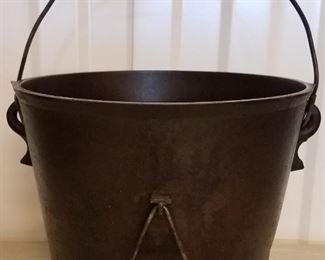 Cast iron gate mark three legged pot