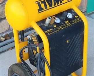 DEWALT 200 PSI  4.5 Gallon Air Compressor