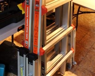 Super heavy duty ladder with stabilizing feet