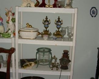 Mottahedah tureen, lamps, garniture, decorative items