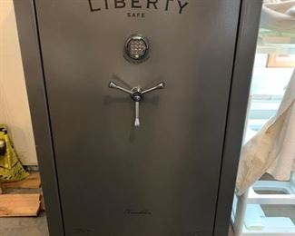 Large Gun Safe, excellent condition