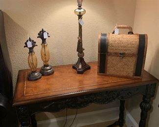 Writing desk with pencil drawer; accessories