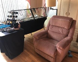 Nice recliner, lots of jewelry!