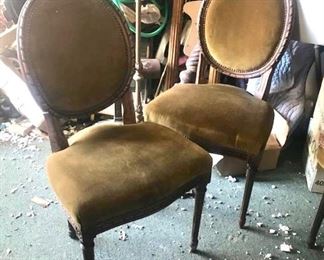 SET OF 4 PERIOD CHAIRS WITH GREEN VELVET UPHOLSTERY. 