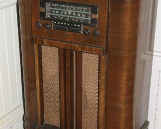 NICE OLD RADIO "POWERS UP"