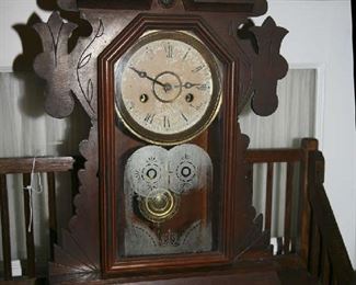 HOMEOWNERS WALNUT CASE MANTLE CLOCK - WORKS