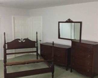Antique Dixie Mahogany Dark Grain Wood Full Bed Set https://ctbids.com/#!/description/share/278033