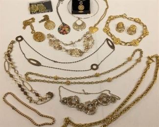 Costume Necklaces Earrings Gold Toned Vintage https://ctbids.com/#!/description/share/278089