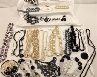 Costume Necklaces Earrings Bracelets Pearl Black Grey https://ctbids.com/#!/description/share/278091
