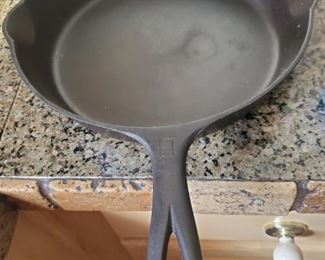 RARE..Griswold Number 8 cast Iron Pan. Like New
