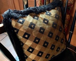 Many beautiful designer pillows!