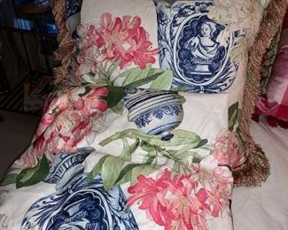 Custom pillows and matching table skirt: Manual Canovas from Paris - and matching ....