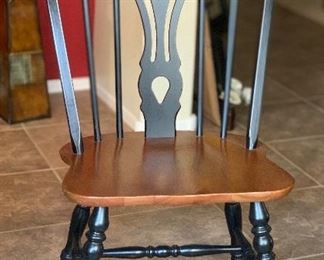 Country Black & Maple Table w/4 Chairs 29in H x 48in Diameter
