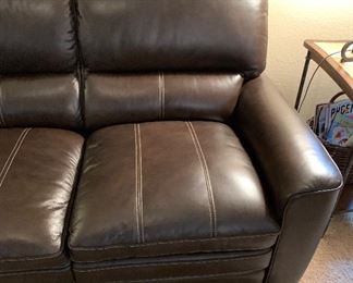 La-Z-Boy Ellis Contemporary Leather Sofa 37x84x38in HxWxD