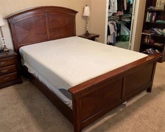 King Sz Bed Dark wood Memory Foam 56x67x84in HxWxD