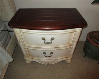 Thomasville End table - we have 2!