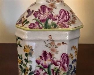 Chinese porcelain lidded jar