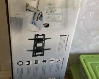 Wall mount for flatscreen tv