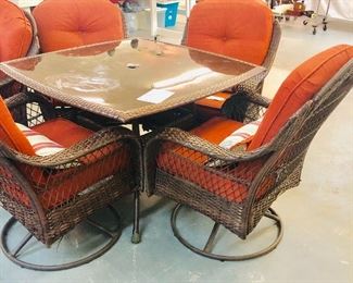 Better Homes and Gardens Table & 4 Chairs 