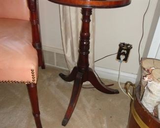 PEDESTAL TABLE