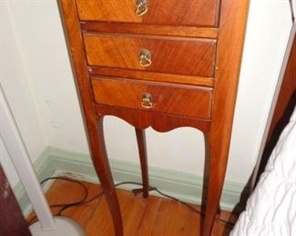 CUTE NIGHTSTAND END TABLE
