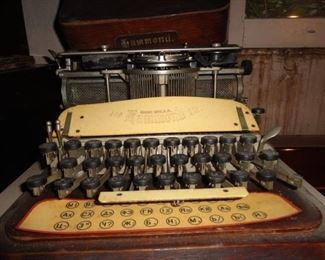 HAMMOND TYPEWRITER WITH WOOD CASE