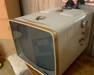 Retro Vintage TV
RCA Victor 14” portable 50’s