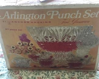https://www.grasons.com/wp-content/uploads/2019/11/arlington-punch-bowl-set-836674-8dLXvh9M.jpg