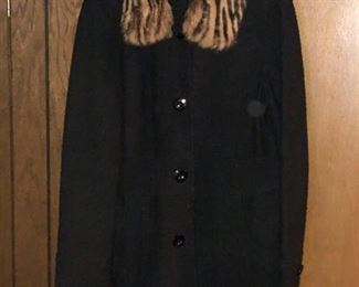 https://www.grasons.com/wp-content/uploads/2019/11/black-jacket-with-fur-582304-zYzXFI4h.jpg