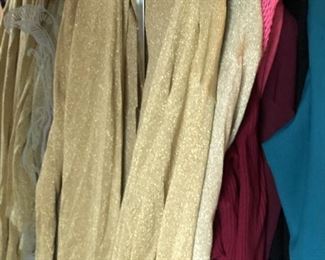 https://www.grasons.com/wp-content/uploads/2019/11/clothes-on-rack-610674-7nbOBKiH.jpg
