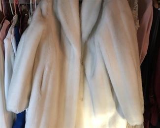 https://www.grasons.com/wp-content/uploads/2019/11/faux-fur-562065-7MRE9Fp8.jpg