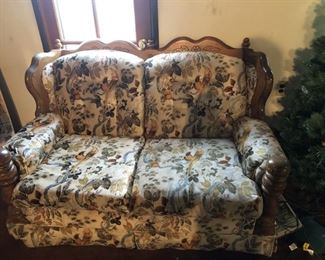 https://www.grasons.com/wp-content/uploads/2019/11/floral-couch-619796-0IrKdvyr.jpg