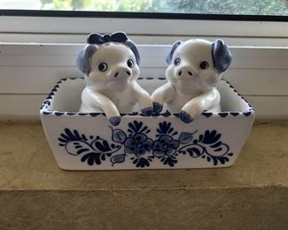 https://www.grasons.com/wp-content/uploads/2019/11/porcelin-pig-salt-and-pepper-shakers-230371-F7FE8xxu.jpeg