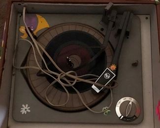 https://www.grasons.com/wp-content/uploads/2019/11/rca-recorder-turn-table-915661-JMfvRctd.jpg