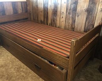 https://www.grasons.com/wp-content/uploads/2019/11/trundle-bed-348421-nUgrsyHH.jpg