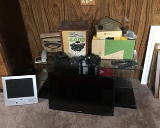 https://www.grasons.com/wp-content/uploads/2019/11/vintage-projector-tvs-tv-stand--486744-danlaMWu.jpg