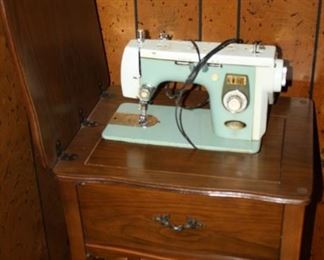 Nice old Sewing Machine works great