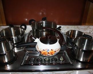 Very nice almost new set of cookware Pots and pans